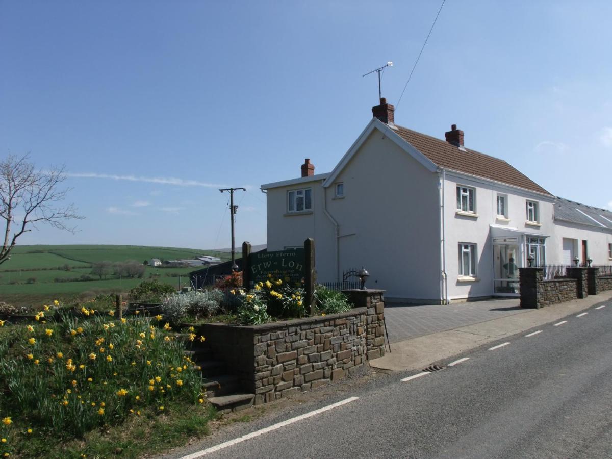 Erw-Lon Farm Bed & Breakfast Pontfaen Eksteriør bilde